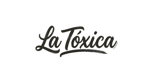 A bold pop-culture slang text sticker displaying the phrase 'La Tóxica' in a stylized hand-brushed street graffiti calligraphy font. The script is rendered in rich black ink featuring realistic textured skipping streaks, outlined with a clean white die-cut contour border.